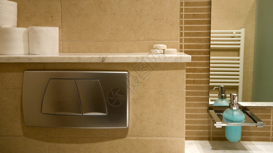 带卫生纸卷的现代酒店浴室图片