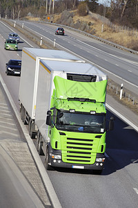 大卡车在高速公路上驾驶图片