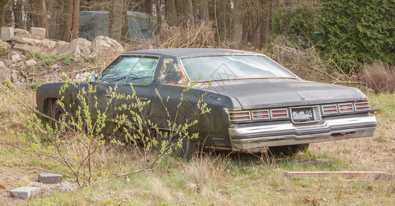 一辆老旧的生锈汽车在过度图片