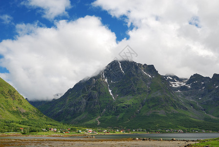 罗弗敦群岛是一个群岛小村庄位于峡湾附近风景如画的岸边背景是青山图片