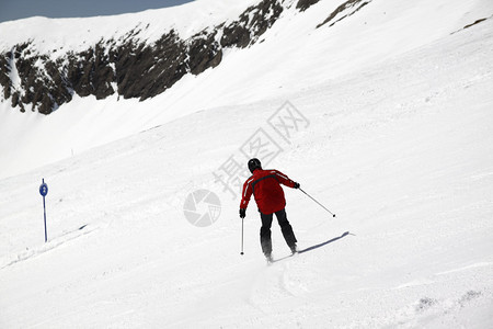 高山滑雪者漂流图片