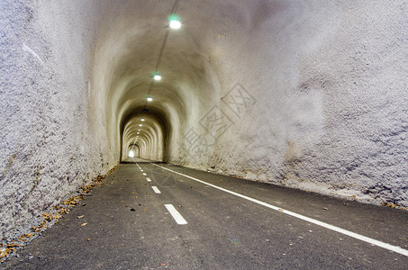 自行车的长隧道图片