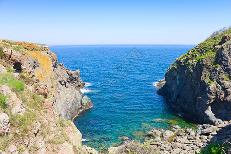 海和陡峭的岩石海岸图片