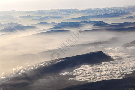 向高山倾斜图片