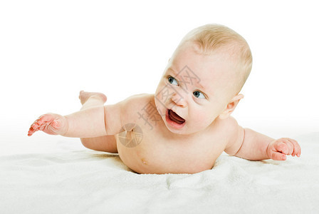 玩婴儿是在腹部和白色背景图片