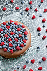 覆盆子蓝莓巧克力蛋糕图片