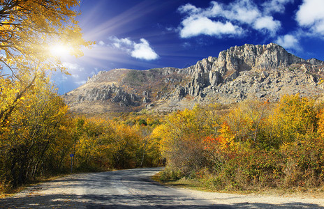美丽的秋天在山地上克里图片