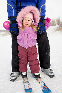 与父亲一起滑雪时穿着冬衣的图片