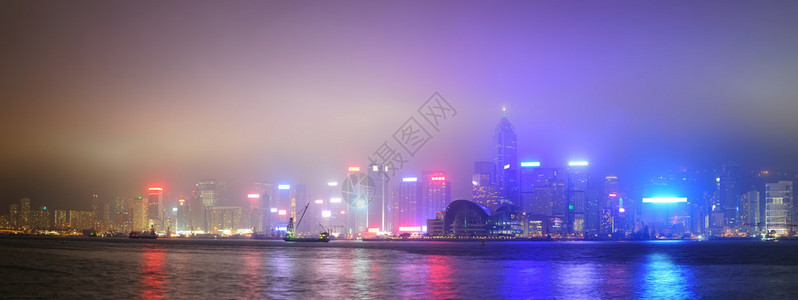 香港在雾的夜幕中城市灯光多彩横图片