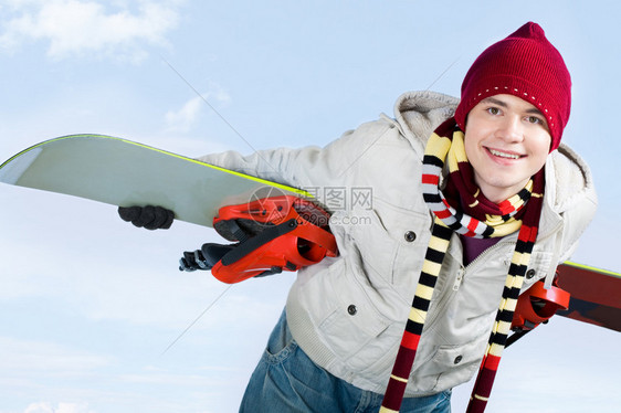 照片来自有技巧的少年背着雪板在图片