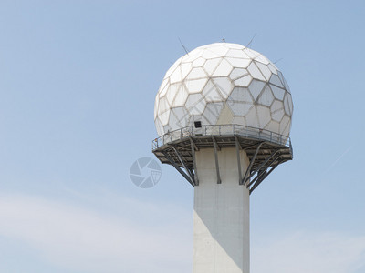 雷达向机场通报空中交通和天气报图片