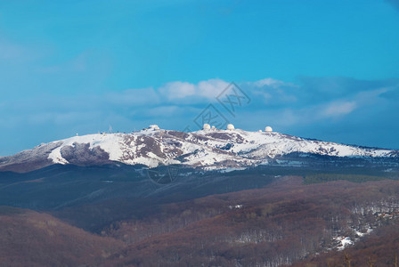 冬天的雪山与浓雾中的森林图片