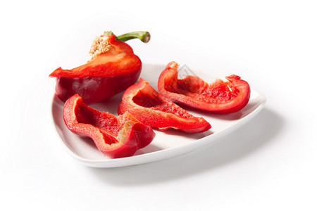 白色背景上的红辣椒粉图像图片