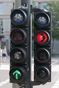德国柏林的自行车交通灯上红色绿色和蓝图片