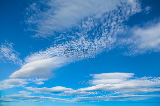 在蓝天的白色蓬松anf卷云图片
