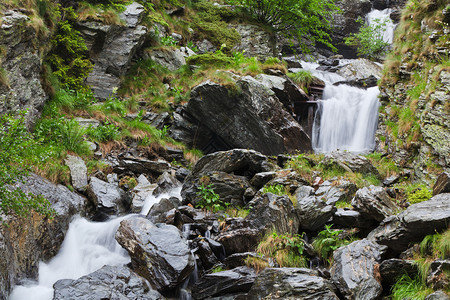 山上一条小山河在图片