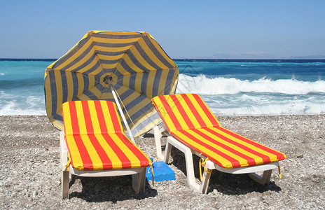 红豆黑米粥地中海滩上的沙滩椅和遮阳伞背景