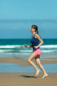 赤脚在沙滩上奔跑的女孩图片