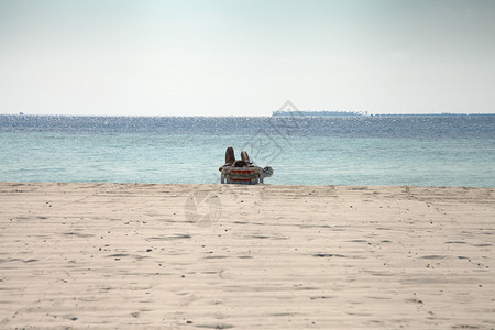 在马尔代夫的海滩上晒日光浴背景图片