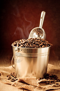 酒桶和一小勺咖啡豆背景图片