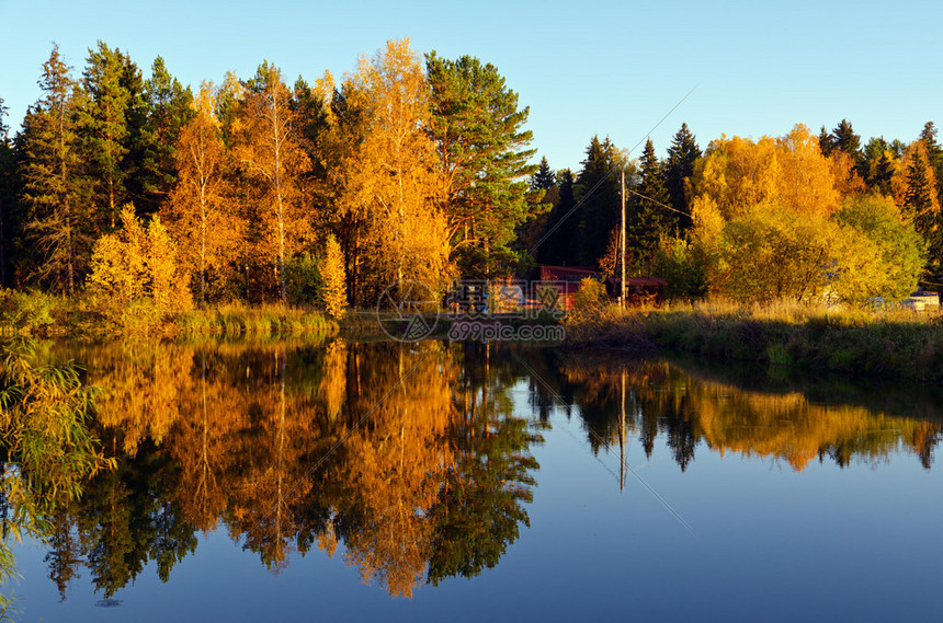 秋天的秋天和湖泊图片