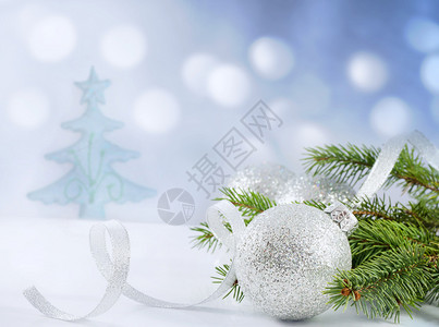 树丝带的圣诞枝和雪中的小玩意图片