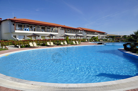 前景为游泳池的酒店图片背景图片