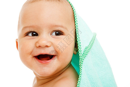 用毛巾盖着笑的婴儿图片