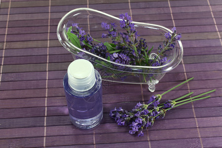 洗浴前的紫菜油还有鲜花和叶子在图片