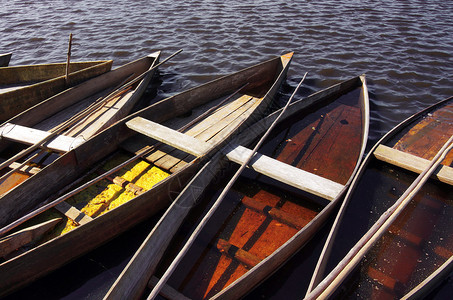 湖边的旧木划艇图片