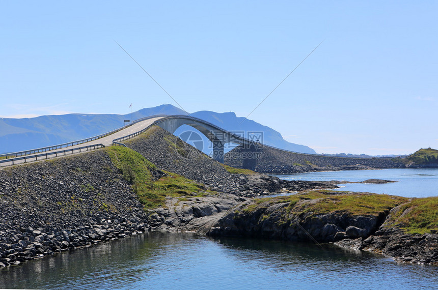 建造该桥是为了允许船只从开阔海洋的海浪中通过图片