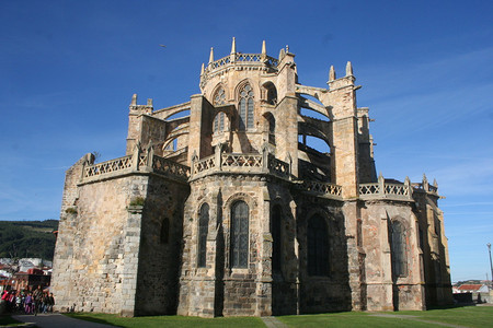 西班牙坎塔布里亚卡斯特罗乌尔迪亚莱斯镇和自治市的圣母升天教堂是一座建于十三世纪初的哥特式天主教堂图片