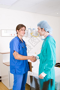 两名医务工作者在图片