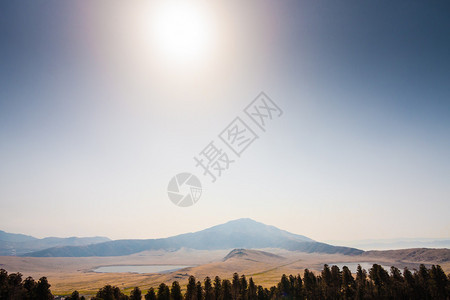 亚索山脉上有两个湖背景图片