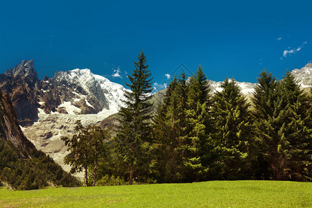 阿尔卑斯山的美丽风景图片