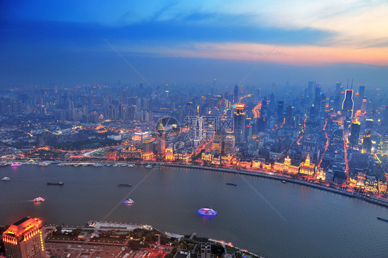 上海鸟瞰图与城市建筑和日落图片