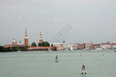 威尼斯有两座来自威尼斯环礁的钟楼全景图片