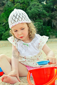 小女孩在沙滩上玩具图片