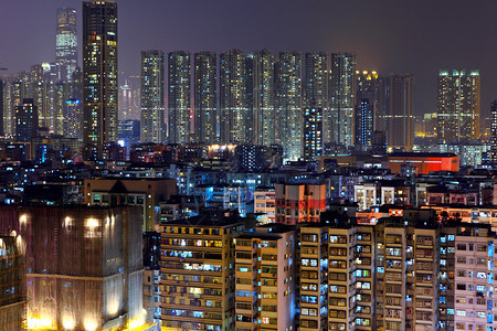 香港晚上有拥挤的建筑物图片