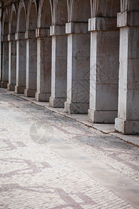 阿兰胡埃斯皇宫外部的长走廊图片