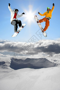 跳跃反对蓝天的滑雪板运动员图片