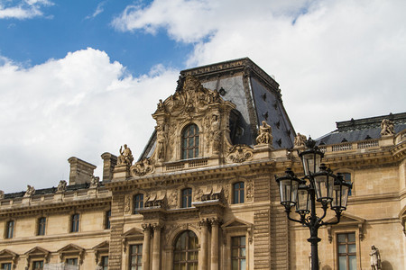 卢浮宫大楼于2012年6日在法国巴黎卢浮宫博物馆卢浮宫每年有850万游客图片