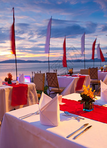 泰国海滩日落晚餐图片