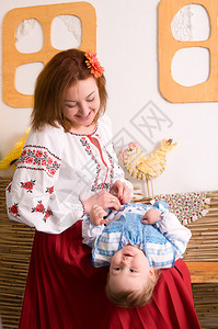 穿着乌克兰民族服装的可爱家庭肖像图片