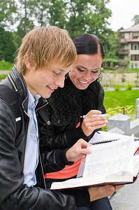 两名户外学习的学生图片