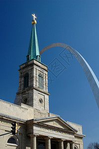 以拱门为背景的教堂建筑图片