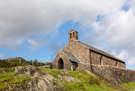 英国湖区巴特米尔路边的石头教堂图片