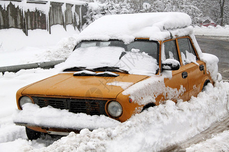 道路被雪堵住了图片