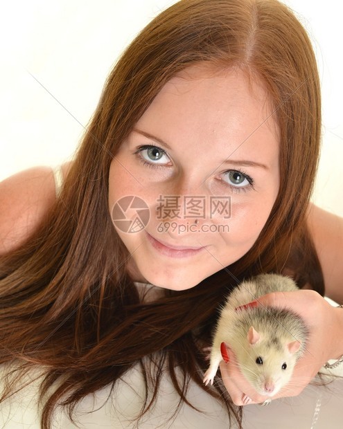 有她的宠物老鼠的妇女图片