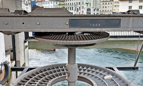 关于瑞士卢塞恩河里丘斯河上桥梁起重装图片